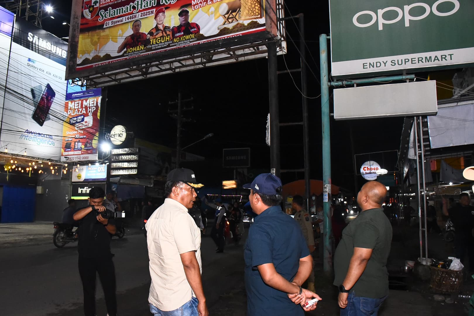 Tim Terpadu Pemkab Deliserdang Tumbangkan Papan Reklame Tak Berizin