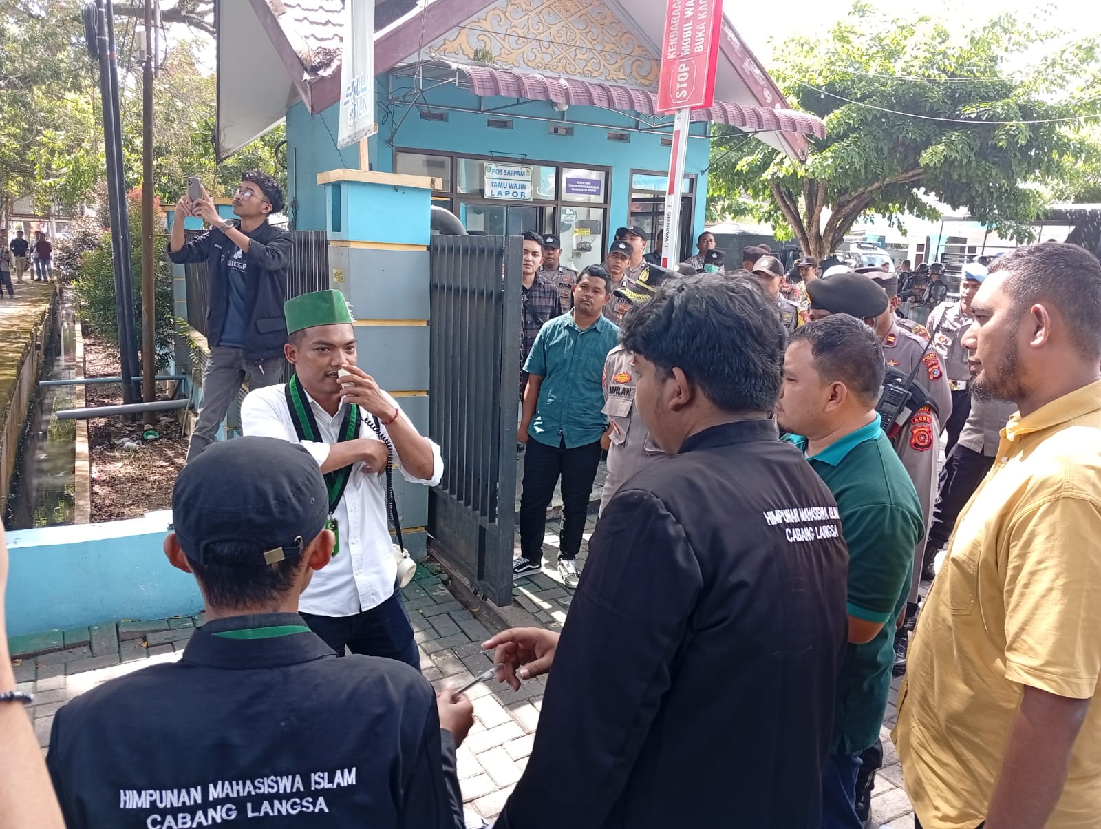 HMI Demo DPRK Dan Pemko Langsa Tuntut Batalkan Pembelian Mobil Dinas