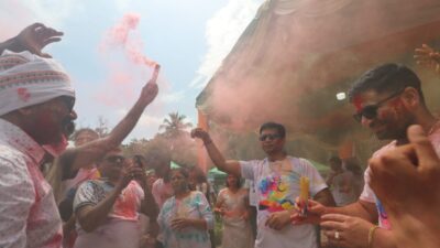 Konjen India Gelar Festival Warna Olesi Wajah