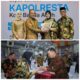 Wali Kota Banda Aceh, Illiza Sa'aduddin Djamal bersama suami menerima kenang-kenangan dari Kombes Pol Fahmi Irwan Ramli yang didampingi istri tercinta (atas). Wali Kota memberikan ucapan selamat datang kepada Kapolresta Banda Aceh yang baru, Kombes Pol Joko Heri Purnomo (bawah). Waspada/Zafrullah