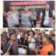 Kapolres Lhokseumawe AKBP Ahzan menggelar konfrensi pers di Mapolres, Senin (21/4), dengan menghadirkan FU, 39 pelaku yang membunuh kakak iparnya beserta sejumlah barang bukti berupa pisau dan batu bata. (Waspada/Zainuddin. Abdullah).
