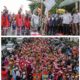 Wali Kota Wesly Silalahi mengangkat bendera start sebagai tanda melepas peserta karnaval dalam rangkaian peringatan Hari Jadi ke-154 Pematangsiantar dari depan RSUD dr. Djasamen Saragih, Jl. Sutomo, Kamis (24/4) sore.(Waspada-Ist)