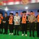 Wisudawan terbaik Pesantren Darul Mursyid foto bersama dengan Ka. kanwil Kemenag Sumatera Utara, wakil bupati Tapanuli Selatan dan Kapolres Tapanuli Selatan. Waspada/Ist