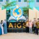 Segenap pengurus yayasan para kepala sekolah di lingkungan Alhijrah Islamic Global School (AIGS) Medan foto bersama Murniati Mukhlisin, tokoh ekonomi syariah sekaligus pendiri Sakinah Finance usai kegiatan seminar bertajuk "Pengembangan Sekolah ke Top Global". Waspada/Ist