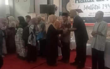 Para guru, dosen dan karyawan bersalam-salaman dengan para pengurus Yaspendhar dalam kegiatan halal bi halal yang dilaksanakan di aula Kampus 1 Jalan Imam Bonjol Medan, Sabtu (29/4). Waspada/Erzilmarkos