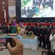 GUBSU Bobby Afif Nasution, disaksikan Ketua DPRD Sumut Erni Ariyanti, para wakil ketua, kepala daerah, dan unsur Foropimda, memotong nasi tupeng di acara HUT ke 77 Pemprovsu di gedung DPRD Sumut, Medan, Selasa (15/4). Waspada/Partono Budy