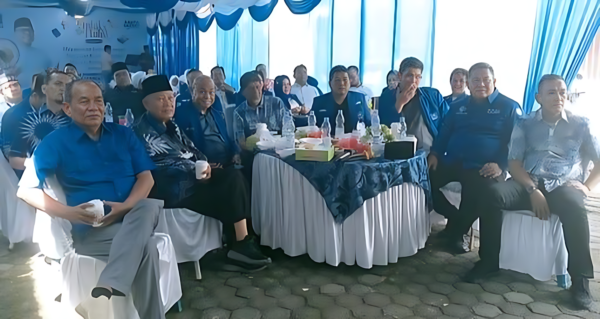 PAN Sumut Siap Sukseskan Program Asta Cita Presiden Prabowo Subianto SEKRETARIS DPW PAN Sumut Hendra Cipta (kanan) bersama senior dan jajaran pengurus saat mengikuti halal bihalal nasional PAN lewat zoom. Waspada/Ist