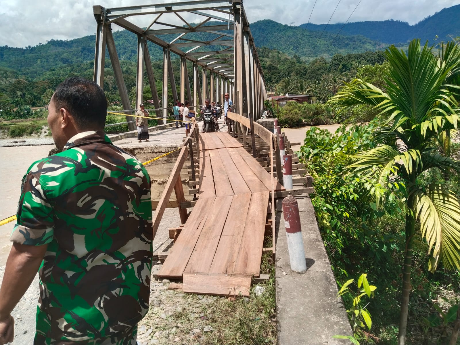 Jembatan Darurat Selesai Dibuat Dinas PUPR Usai Putusnya Jembatan Natam