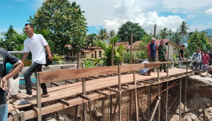 Jembatan Darurat Selesai Dibuat Dinas PUPR Usai Putusnya Jembatan Natam