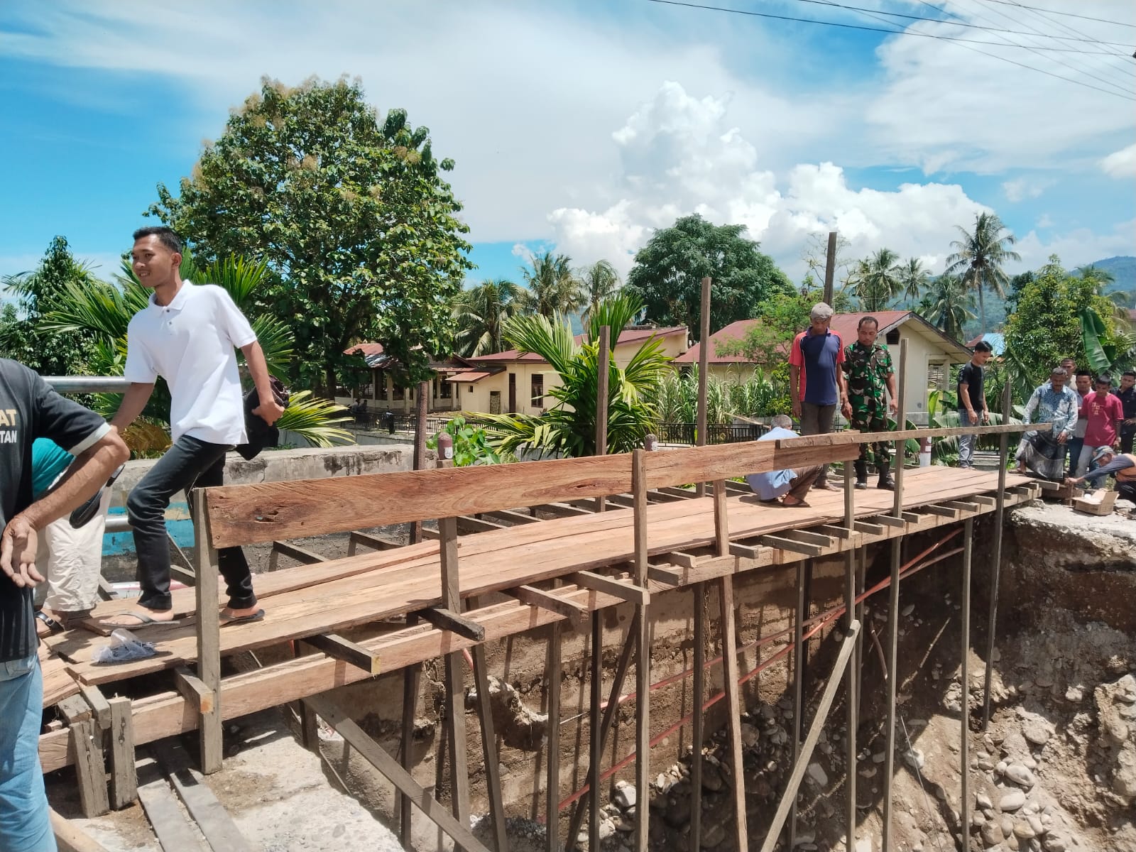 Jembatan Darurat Selesai Dibuat Dinas PUPR Usai Putusnya Jembatan Natam