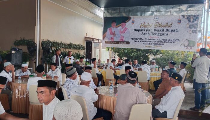 Masyarakat Hadiri Halalbihalal Di Rumah Bupati Agara
