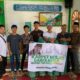 Koordinator Pemuda Peduli Masjid Mirsan Simamora (pakai kopiah hitam) berfoto bersama saat menyebar sajadah di Desa Kedai Gadang Kecamatan Barus, Kabupaten Tapteng. (Waspada/ist)