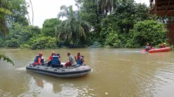Tim SAR saat melakukan korban hanyut di Sungai Lepan Desa Harapan Maju Kecamatan Sei Lepan Kab.Langkat, Selasa(1/4/25).Waspada/ist. 