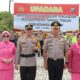 Kapolres Tapanuli Tengah, AKBP Wahyu Endrajaya dan istri, bersama Wakapolres AKBP Soederjanto dan istri, usai upacara kenaikan pangkat, di Lapangan Apel Mapolres Tapanuli Tengah, Rabu (2/4). Waspada/ist