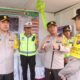 Kapolres Simalungun AKBP M Aritonang saat menerima kedatangan Kapolda Sumut Irjen Whisnu Hermawan Februanto, dalam kunjungan ke Pos Pelayanan I Pintu Tol Sinaksak, Rabu (02/04).(Waspada/ist).