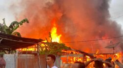 Petugas Damkar BPBD Langsa dibantu prajurit TNI saat memadamkan api yang menghanguskan rumah dinas di barak kompi prajurit TNI Kodim 0104/Aceh Timur di Lapangan Belakang Kompi Ban Kota Langsa, Kamis (3/4) pagi. Waspada/dede