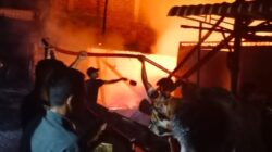 Warga dan petugas pemadam dari perkebunan berusaha memadamkan api yang melahap bangunan ruko. (Waspada/Ria Hamdani)