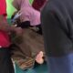 Korban tenggelam saat berada di rumah sakit didampingi kedua orang tuanya, Kamis (3/4).(Waspada/Ist)