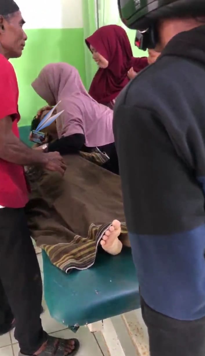 Korban tenggelam saat berada di rumah sakit didampingi kedua orang tuanya, Kamis (3/4).(Waspada/Ist)