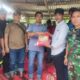 Pj. Wali Kota Langsa, Syaridin, S.Pd., M.Pd didampingi Kasdim 0104/Aceh Timur Mayor Inf Hanafi, Kepala Dinas Sosial, Armia, SP saat menyerahkan bantuan masa panik kepada keluarga korban kebakaran di Rumah Dinas Asrama Gajah II Kodim 0104/Atim, Kamis (3/4). Waspada/dede