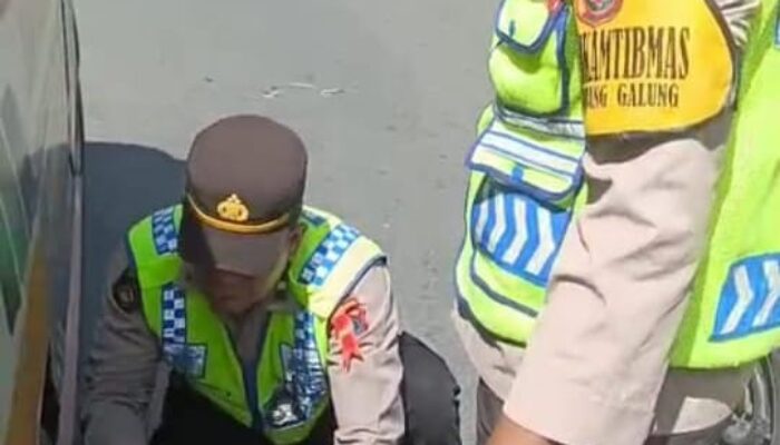 Polres P.Siantar Bantu Pemudik Yang Pecah Ban Kenderaan