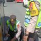 Polres Pematangsiantar melalui personel Polres Padal Pospam 4 Penggal II Ipda Irwan Saragih yang sedang melakukan pengaturan lalu lintas Operasi Ketupat Toba 2025 menunjukkan respon cepat dengan memberikan bantuan kepada pemudik Idul Fitri 1446 H yang mengalami kendala pecah ban kenderaan saat melintas di Jl. Merdeka, Simpang Jl. Sutoyo, Kamis (3/4).(Waspada-Ist).