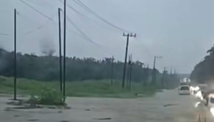 Diguyur Hujan Deras, Kampung Makmur Dan Sejumlah Ruas Jalan Di Labusel Tergenang