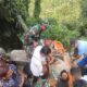 Suasana saat dilakukan evakuasi korban kecelakaan mobil Avanza di turunan Unung Murong. (Waspada/ist)