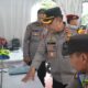 Kapolres Labusel, AKBP. Aditya Sembiring, SIK saat meninjau salah satu Pos Pelayanan dalam Operasi Ketupat Toba tahun 2025 di Jalinsum Kotapinang, baru-baru ini. Waspada/Deni Daulay