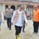 Bupati Anton Saragih dan unsur Forkopimda saat meninjau rumah dan sekolah terdanpak banjir Pasar Bawah Serbelawan, Jumat (4/4) siang.(Waspada/ist).