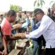 Bupati Simalungun Anton Saragih didampingi Ketua TP PKK Ny. Darmawati saat menyerahkan bantuan kepada warga terdampak banjir di Kantor Lurah Serbelawan, Jumat (4/4).(Waspada/ist).