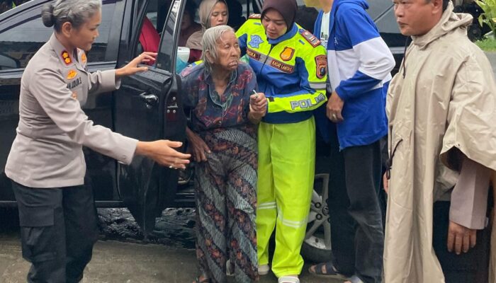 Kapolres P.Siantar Bantu Seorang Nenek Pikun Tersesat