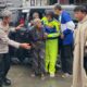 Kapolres Pematangsiantar AKBP Sah Udur Togi Marito Sitinjak (kiri) membantu seorang nenek pikun yang kemungkinan tersesat dengan memberi makan dan mengganti bajunya dengan baju baru di Posyan 2, Jl. Sidamanik, Kel. Simarimbun, Kec. Siantar Marimbun, Jumat (4/4) pukul 17:45.(Waspada-Ist).