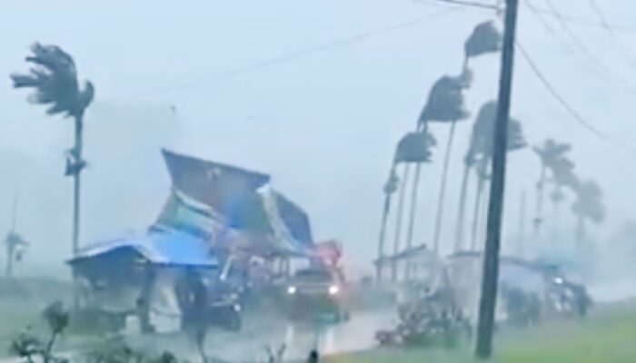 Hujan Angin Terbangkan Terpal Pondok Pedagang Di Tangse