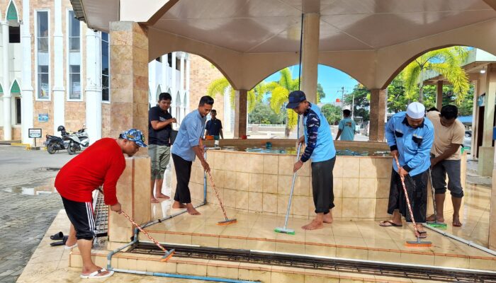 Jamin Kenyamanan Pemudik, BKPRMI Bersihkan Masjid