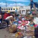 Petugas kebersihan DLH Aceh Besar membersihkan tumpukan sampah di Pasar Induk Lambaro setelah libur Idulfitri 1446 H, Sabtu (5/4). (Waspada/Zafrullah)