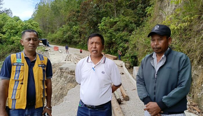 Kadis PUTR Samosir Monitoring Jalan Longsor Di Sigarantung, Bakal Pasang Jembatan Darurat