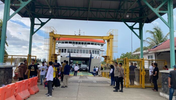 Kapal Ferry Layani Penumpang Hingga Dini Hari, Polisi Siaga Di Pelabuhan