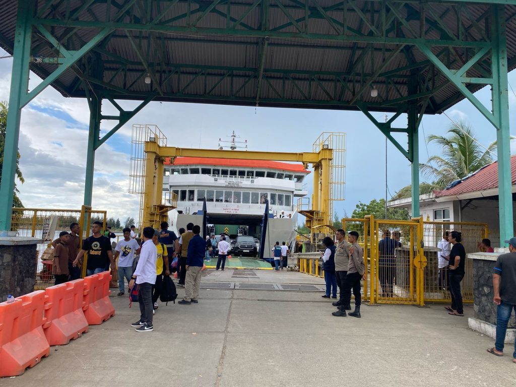 Kapal Ferry Layani Penumpang Hingga Dini Hari, Polisi Siaga Di Pelabuhan