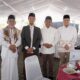 Bupati Sergai H Darma Wijaya, Wakil Bupati H Adlin Tambunan, Ketua MUI Sergai H Hasful Huznain bersama Dosen UINSU Dr Faisal Riza MA selaku Imam dan Khatib salat Idul Fitri 1446 H tahun 2025 usai salat Id, Senin (31/3) baru-baru ini di halaman Masjid Agung Sergai di Sei Rampah. (Waspada/Edi Saputra)
