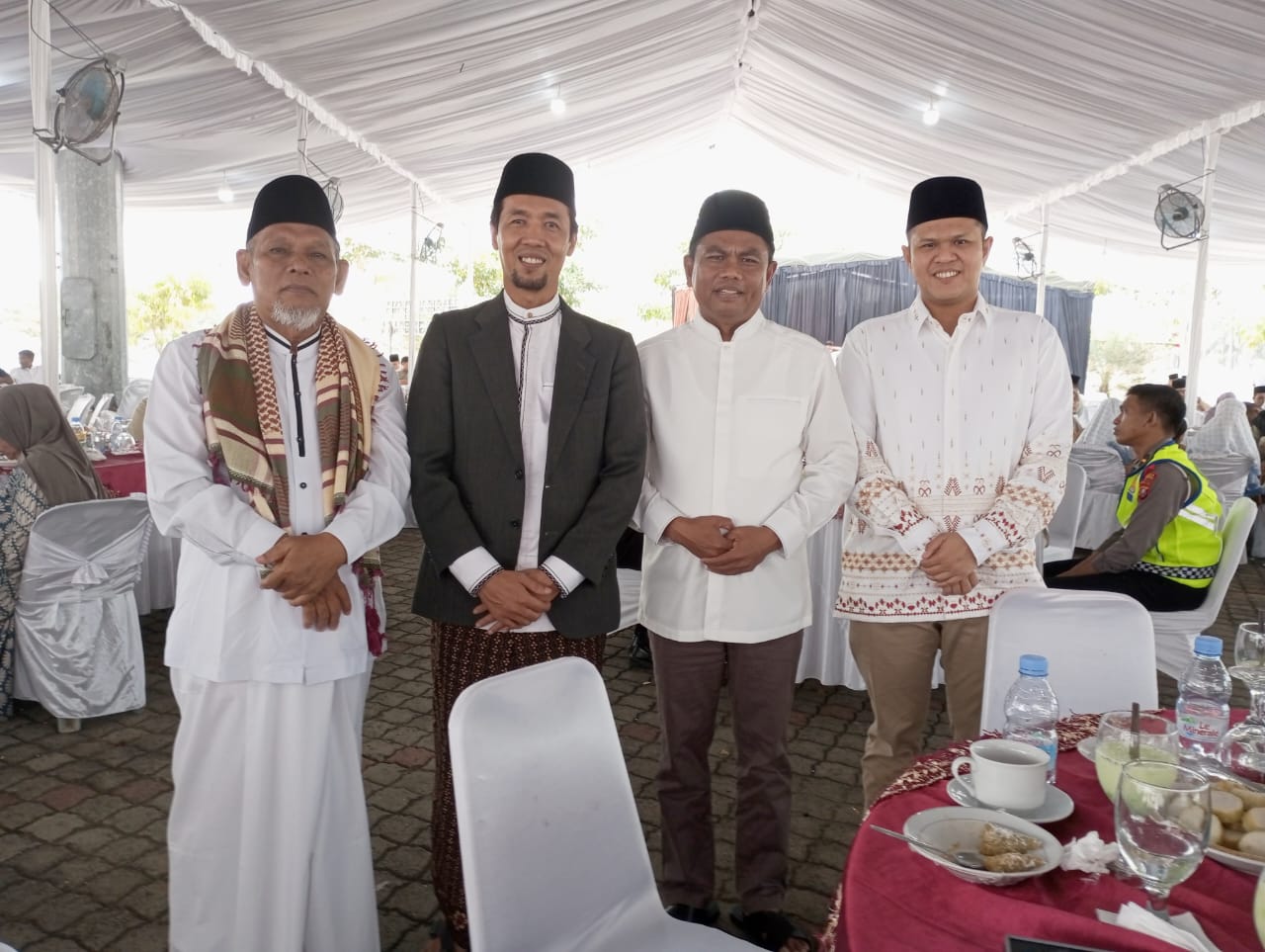 Bupati Sergai H Darma Wijaya, Wakil Bupati H Adlin Tambunan, Ketua MUI Sergai H Hasful Huznain bersama Dosen UINSU Dr Faisal Riza MA selaku Imam dan Khatib salat Idul Fitri 1446 H tahun 2025 usai salat Id, Senin (31/3) baru-baru ini di halaman Masjid Agung Sergai di Sei Rampah. (Waspada/Edi Saputra)