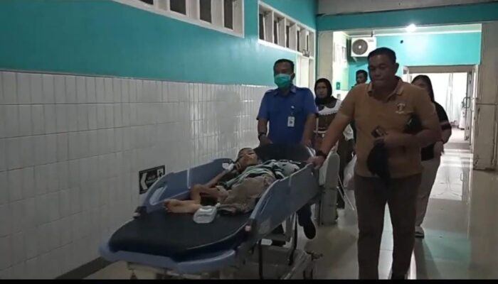 Menggunakan Ambulans, M Dahnil Ginting Jemput Warga Penderita Kanker Tulang