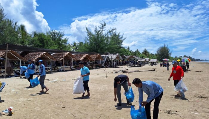 Volume Meningkat, Pengurus BKPRMI Pungut Sampah Di Objek Wisata