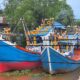 Kapal nelayan masih bersandar sepanjang DAS di Kota Idi, Aceh Timur, Minggu (6/4). Waspada/Muhammad Ishak