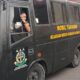 MOBIL Tahanan Kejari Humbahas saat membawa para tersangka dugaan korupsi pada Dinas PUTR untuk dititipkan di Rutan Kelas IIB Humbahas. Waspada/Andi Siregar