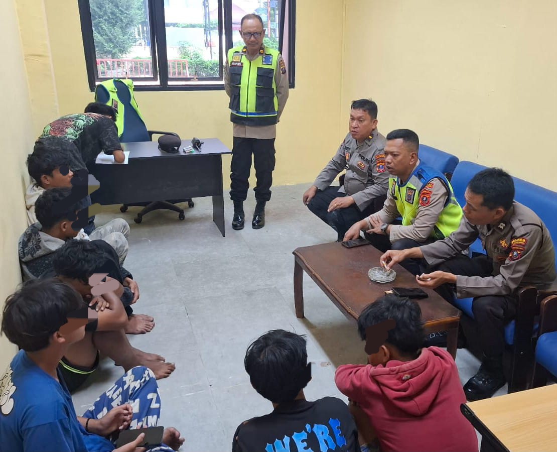 Polres Pematangsiantar melalui Sat Binmas Polres melakukan pembinaan terhadap tujuh remaja yang hendak tawuran dan pembinaan di Mapolres, Jl. Sudirman, Senin (7/4).(Waspada-Ist).
