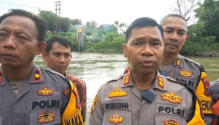 Seorang Polisi Hanyut Saat Mencari Cacing Di Sungai Padang