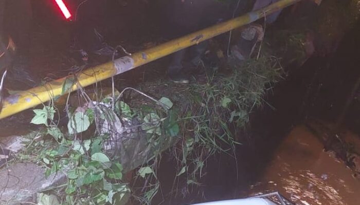 Diduga Hilang Kendali Minibus Terjun Ke Sungai, Seorang Bayi Belum Ditemukan