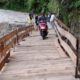 Pemerintah memasang jembatan darurat untuk dilalui kendaraan roda dua dan pejalan kaki. Waspada/Ist.