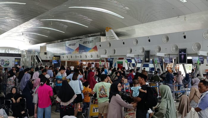 Tiket Pesawat Sulit Didapatkan, Calon Penumpang Antre 2 Hari Di KNIA